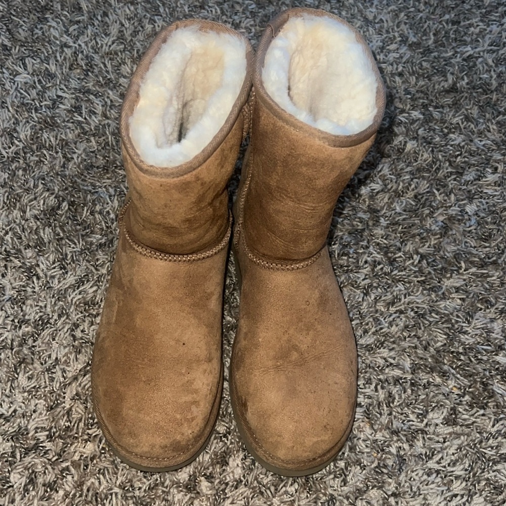 Ugg classic short boot size 7 color chestnut